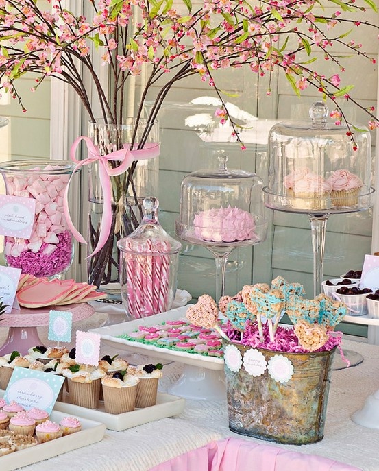Mesa para dulces decorada con flores de cerezo - Blog de bodas y 