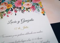 Invitaciones de boda con diseño de flores de acuarela