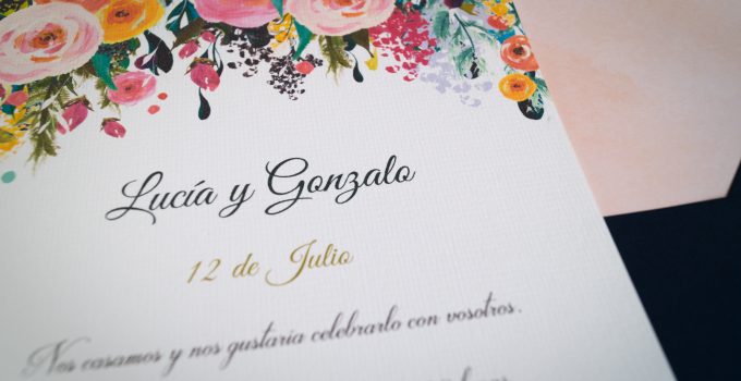 Invitaciones de boda con diseño de flores de acuarela